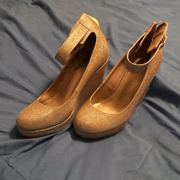 Gold Glitter Wedges Size 7 - Picture 2 of 3
